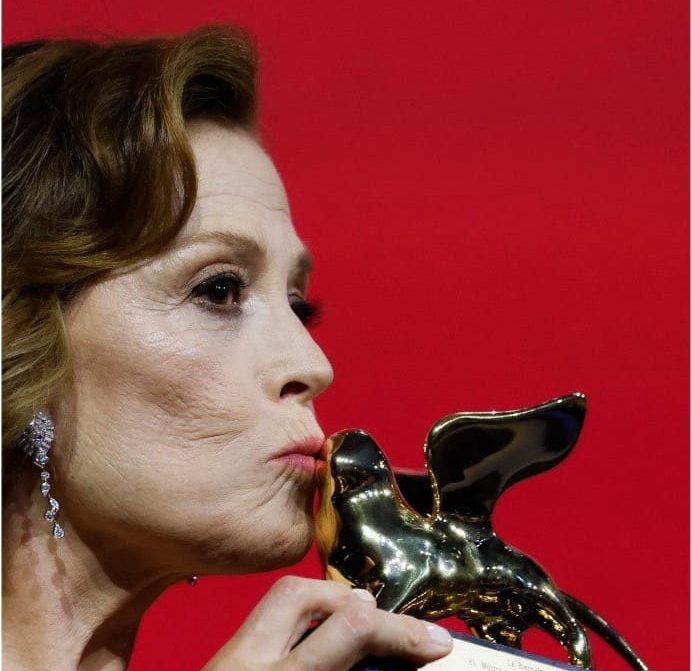 VIDEO | Cu ce ținute s-au afișat vedetele la Festivalul de Film de la Veneţia 2024/Actriţa americană Sigourney Weaver a fost premiată cu Leul de Aur onorific