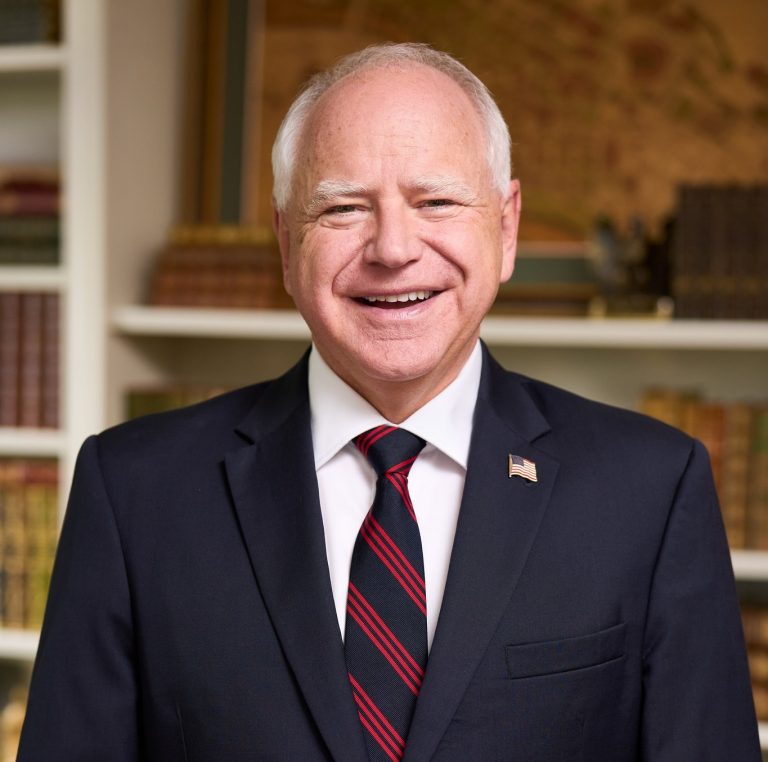 CNN | Tim Walz acceptă nominalizarea democrată pentru vicepreşedinţie: Este onoarea vieţii mele!
