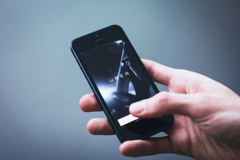 FT: Uber va investi peste 10 miliarde de dolari în robotaxiuri