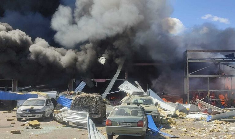 VIDEO | Cel puţin 10 morţi şi 35 de răniţi într-un atac rusesc asupra unui supermarket, în estul Ucrainei
