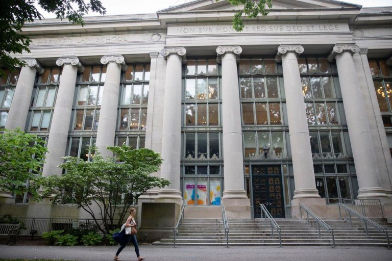 Universitatea Harvard dă în judecată administraţia Trump, după ce aceasta i-a interzis să mai primească studenți străini