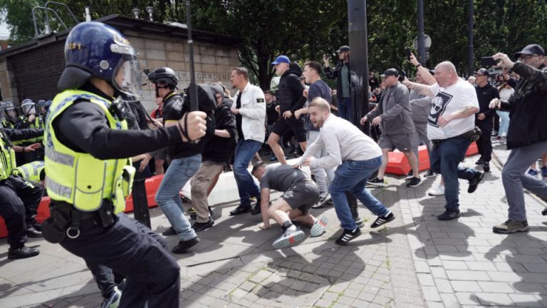 VIDEO | Zeci de persoane arestate în Marea Britanie după ce protestele în memoria a trei fetiţe ucise au degenerat în violenţe