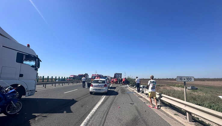 Accident grav pe Autostrada A4 între un TIR și un microbuz. 11 persoane sunt încarcerate. A fost activat Planul Roșu