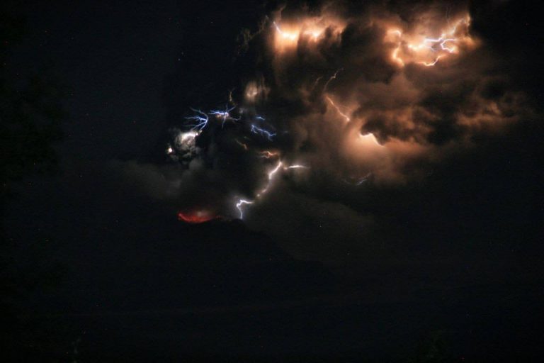 Cutremur cu magnitudinea 7 în Rusia. Vulcanul Shiveluch a erupt