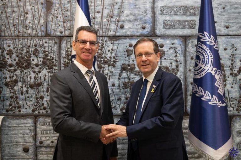 Ambasadorul Israelului în România: Bunicul meu a fost supravieţuitor al Holocaustului; locuia în Buhuşi, într-o zi a fost dus în lagăr