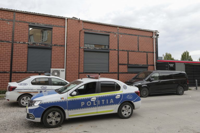 Percheziții DIICOT la frații Tate, într-un dosar de trafic de persoane, act sexual cu un minor, spălare de bani și constituire de grup infracțional organizat