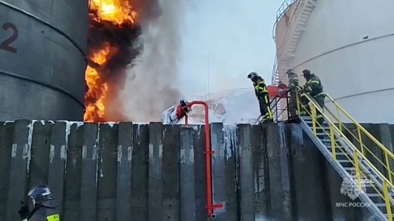 Depozit de petrol în flăcări în regiunea Rostov din Rusia / Resturile unei drone din Ucraina au declanşat un incendiu cu motorină, a declarat guvernatorul regional