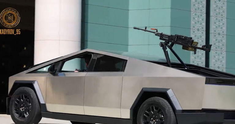 VIDEO | Liderul cecen Ramzan Kadîrov şi-a echipat vehiculul Tesla Cybertruck cu o mitralieră şi spune că îl va trimite în Ucraina