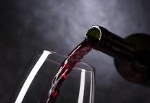 Trump ameninţă Franţa cu taxe vamale de 100% la vinuri şi şampanie