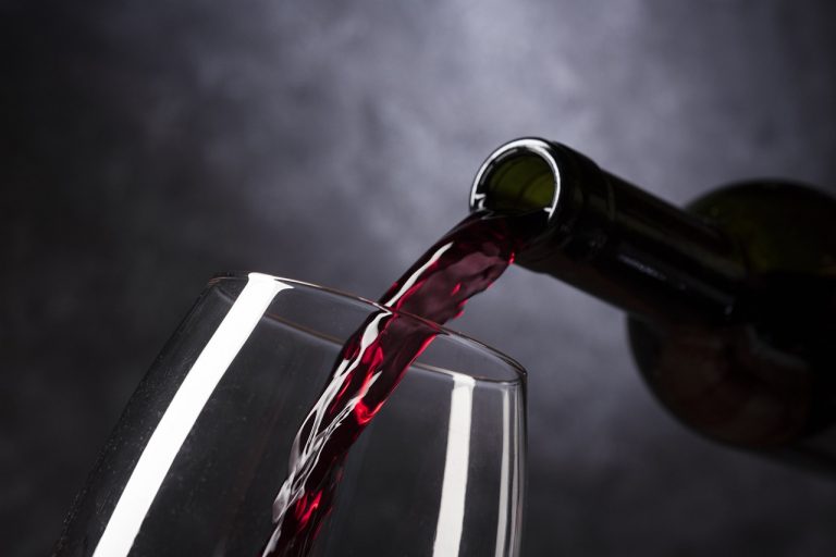 Analiză: România a importat în 2023 aproape de patru ori mai mult vin decât a exportat