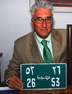 Gene Cretz, acum retras din activitate, fost ambasador al SUA în Libia, afișează plăcuța de înmatriculare care a fost montată pe mașina fostului ambasador al SUA la Tripoli, Joseph Palmer, care a plecat în 1972.