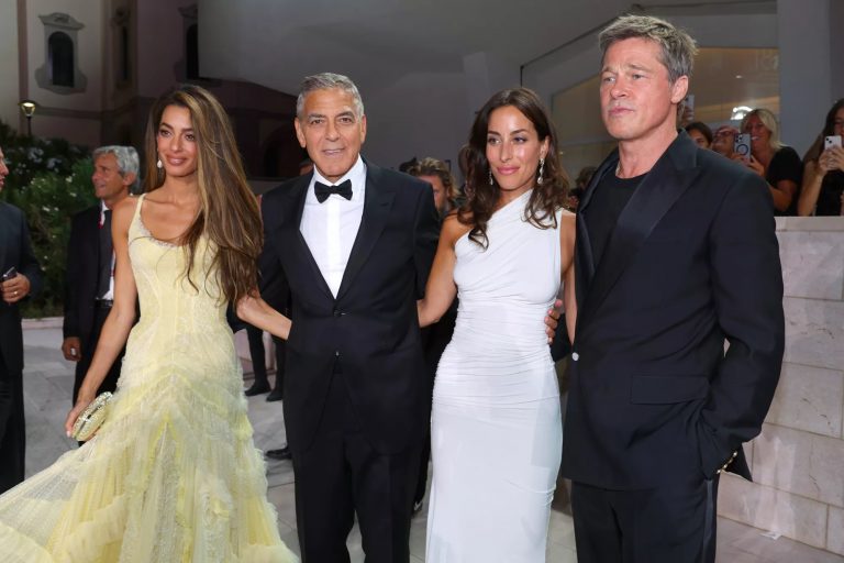 FOTO/VIDEO | Festivalul de Film de la Veneţia: George Clooney şi Brad Pitt vin să-şi prezinte filmul „Wolfs”