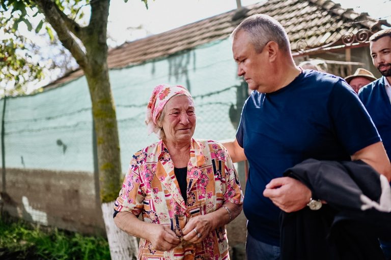 Ciucă, în mijlocul oamenilor afectaţi de inundaţii. „Le-am ascultat oamenilor durerea / Am promis că nu vor fi lăsaţi singuri”