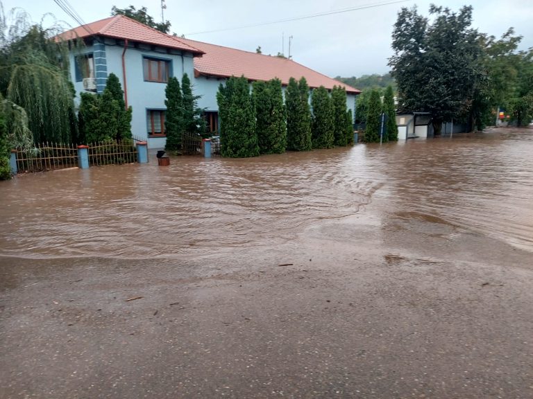 Galați: Două baraje piscicole, administrate de terţi, au cedat