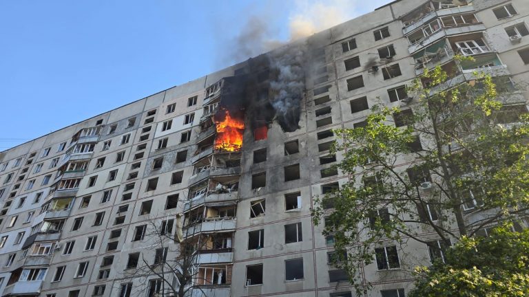 Doi morţi şi opt răniţi la Kiev, după ce Rusia și Ucraina au lansat atacuri aeriene reciproce