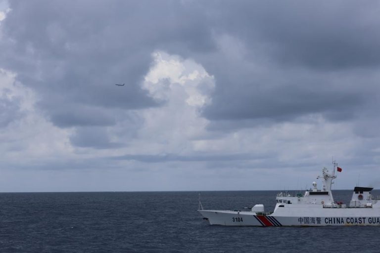Analiști: Comerţul global este în pericol pe măsură ce tensiunile cresc în Marea Chinei de Sud