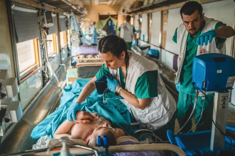 Rusia îi alungă pe Medicii fără Frontiere după 32 de ani de muncă