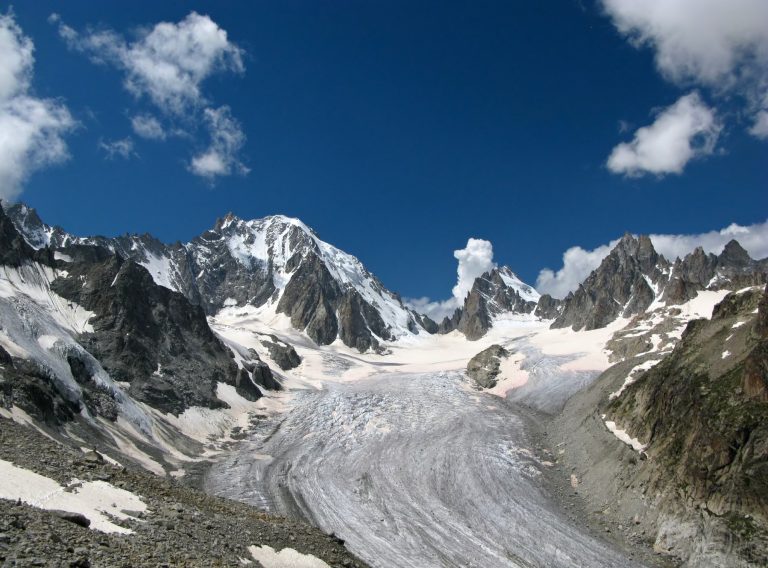 Patru alpinişti rămaşi blocaţi pe Mont Blanc din cauza vremii nefavorabile au fost găsiţi decedaţi