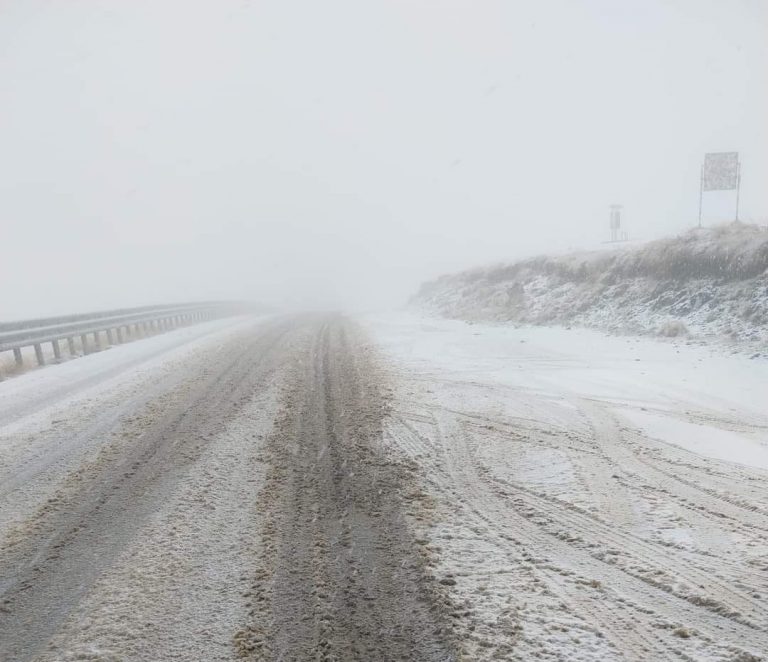Şoferii care vor să urce pe Transalpina, sfătuiţi să renunţe dacă nu sunt echipaţi pentru iarnă / Salvamont: La peste 1900 de metri altitudine a nins, este ceaţă şi se va forma polei