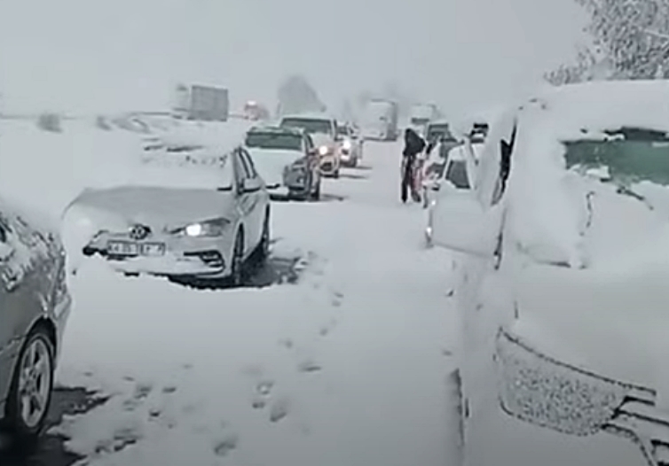 VIDEO | Zăpadă de aproape doi metri în Africa de Sud. O femeie a murit de frig