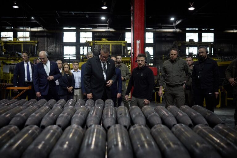 Zelenski şi-a început vizita în SUA cu o vizită la o fabrică de armament la Scranton, în Pennsylvania, care produce obuze de 155 mm
