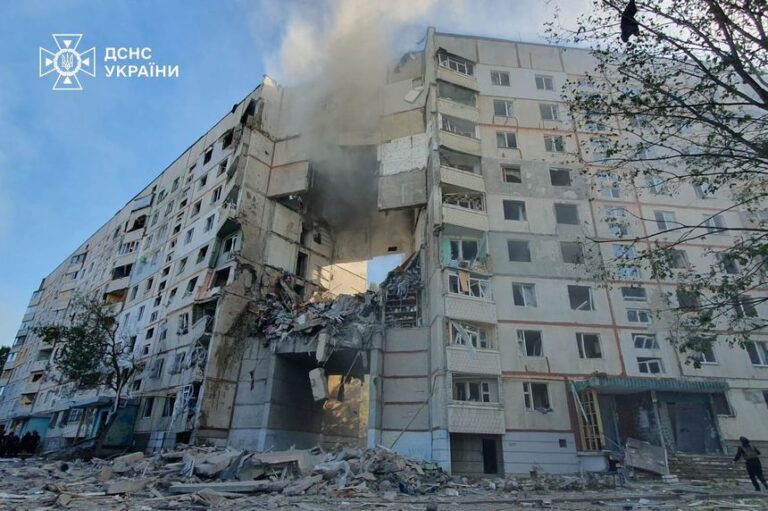 Rusia a bombardat un bloc de locuinţe din Harkov / Trei persoane au murit şi 34 au fost rănite