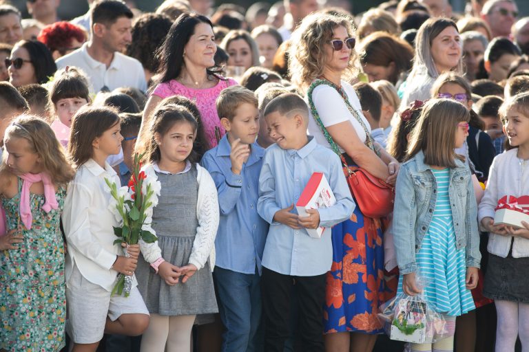 Back to School: Three million pupils return to school in Romania