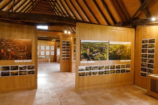 „Din zbor. 180 de biserici fortificate din Transilvania”. Fotografii aeriene realizate de Ionuţ Macri, expuse la Casa din Viscri a Regelui Charles al III-lea