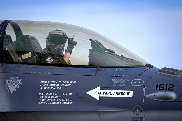 f16 Centru de instruire Romania
