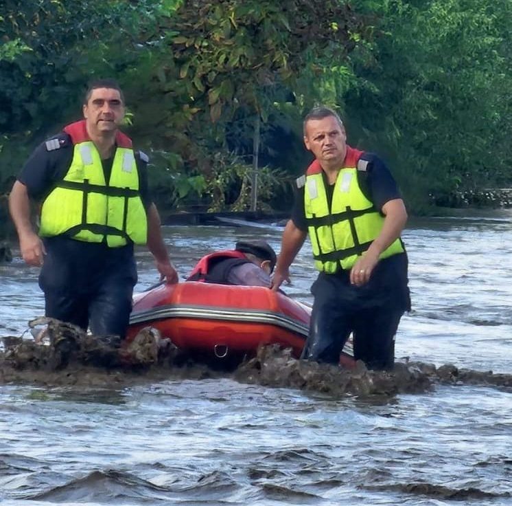 Inundaţii în Galaţi. Ministrul Predoiu: Au fost evacuate peste 160 de persoane şi salvate 95 de vieţi / Pregătim tabere pentru refugiaţi