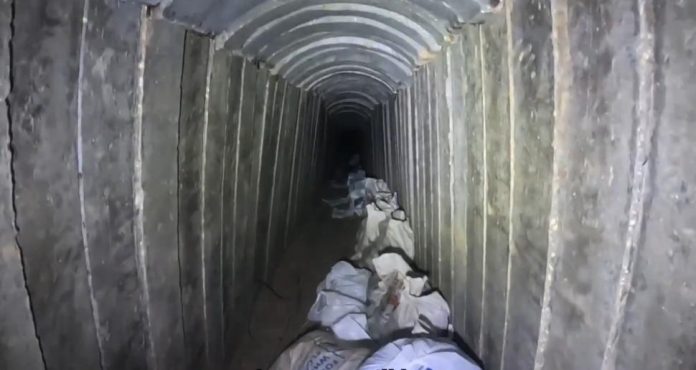 israelul-difuzeaza-o-inregistrare-video-cu-tunelul-insangerat-unde-au-fost-tinuti-si-executati-sase-ostatici-le-vezi-sangele-pe-podea-922313