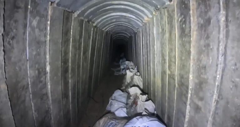 VIDEO | Israelul difuzează o înregistrare cu tunelul în care au fost ţinuţi cei şase ostatici înainte de a fi ucişi