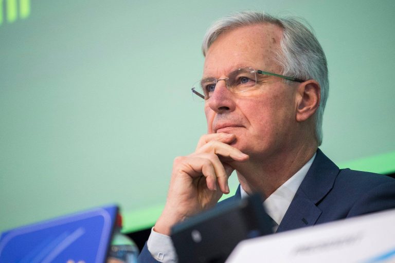 Criză politică în Franţa: Guvernul minoritar anunţă concesii pentru a evita o moţiune de cenzură