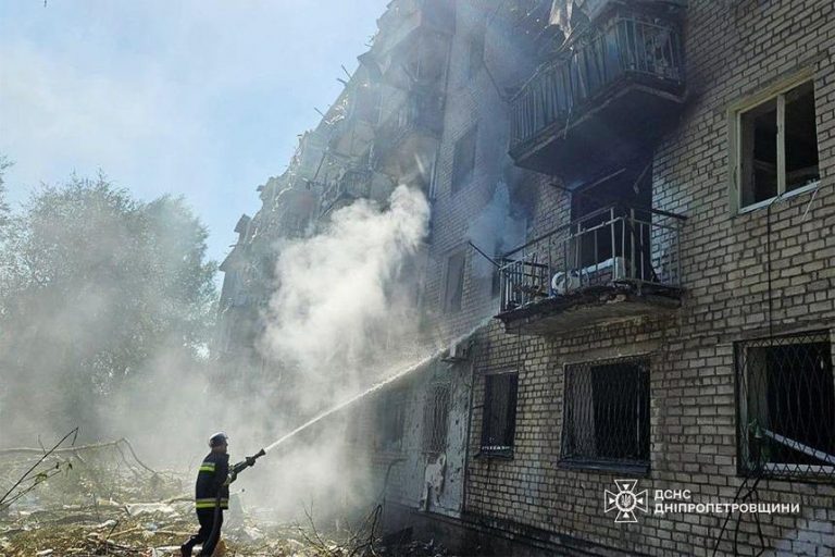 Bloc de locuințe din Pavlograd, lovit de ruși cu rachete Iskander. Cel puțin un mort și zeci de răniți, inclusiv copii