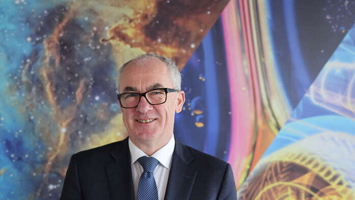 EXCLUSIV | Ce planuri are candidatul britanic la șefia CERN Professor Mark Thomson running for post of executive-director of CERN. Photo: www.iop.org