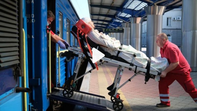 VIDEO | CNN: Cum este la bordul unui tren-spital secret, care aduce în siguranţă soldaţii răniţi din Ucraina
