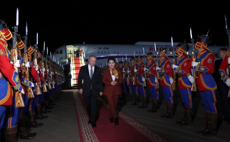 Bricheta mongolă, atentă cu benzinarul-șef de la Kremlin. Dar numai pe moment