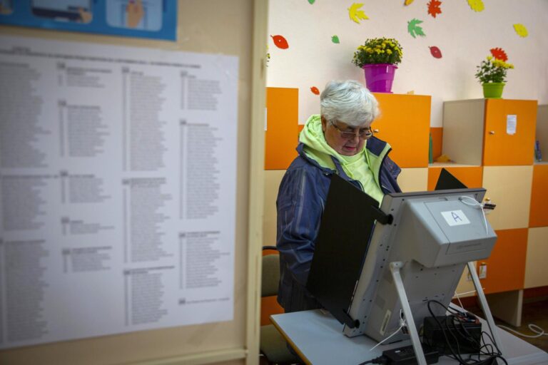Bulgarii votează duminică într-un nou scrutin legislativ, al şaptelea în trei ani şi jumătate