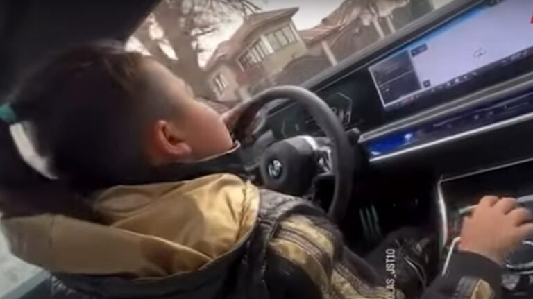 VIDEO | Copil filmat în timp ce conduce o maşină pe un drum din judeţul Dâmboviţa. Tatăl copilului, reţinut