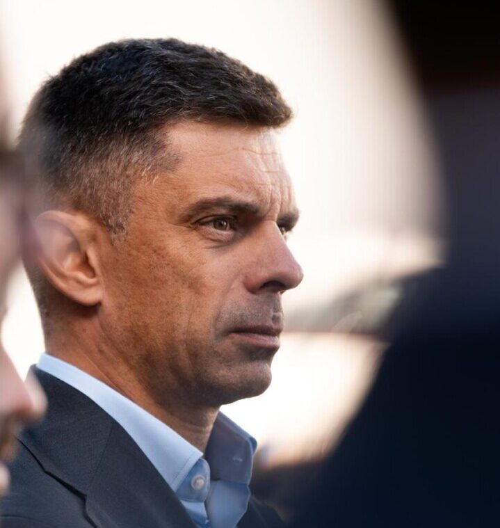 Eduard Novak, către Elisabeta Lipă: Justificările dvs. potrivit cărora cei 160.000 de euro se dau unei persoane ce va împărţi banii cu ceilalţi angajaţi sunt cel puţin bizare şi ridică multe semne de întrebare