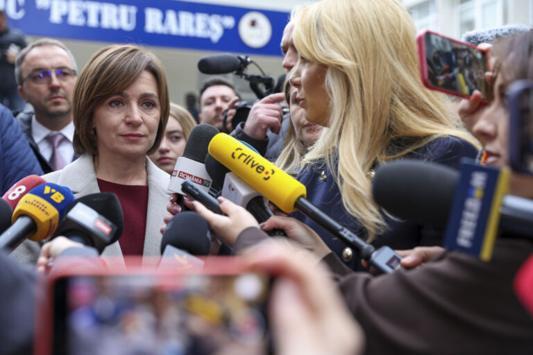 R. Moldova | Sandu și Stoianoglo, în turul doi. Rezultatele la referendum, ușor în favoarea lui DA / Maia Sandu acuză „un atac fără precedent”