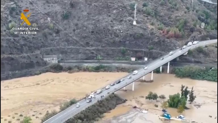 MAE: Reprezentanţii Consulatului României la Castellón de la Plana verifică informaţiile privind dispariţia a cinci cetăţeni români, în urma inundaţiilor din Spania