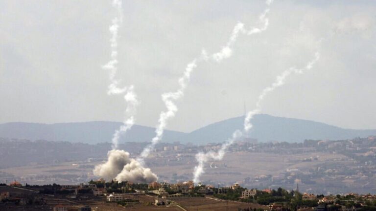 Sinteză AFP: Armata israeliană îşi intensifică loviturile în Liban şi înfruntă Hezbollahul la sol
