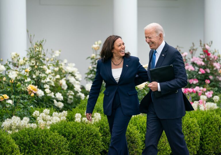 Kamala Harris îşi reglează conturile cu Biden şi anturajul său. În noua sa carte, ea scrie că acceptarea candidaturii fostului preşedinte în 2024 a fost o „nechibzuinţă”