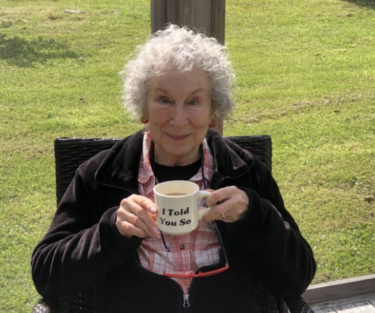 Margaret Atwood: Dacă aş avea 30 de ani, mi-ar fi frică de inteligenţa artificială