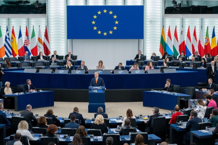 VIDEO | Eurodeputaţii au cântat în cor imnul antifascist ”O bella ciao, bella ciao !” împotriva discursului lui Viktor Orban în plen