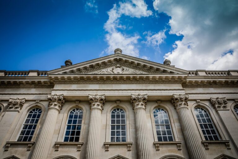 Deca: Limba română va fi parte din oferta educaţională a Universităţii Cambridge din Marea Britanie