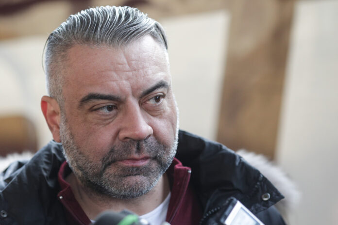 Fostul director general al Clubului Sportiv Rapid București, Vasiliu Bogdan, reţinut de DNA pentru luare de mită şi abuz în serviciu