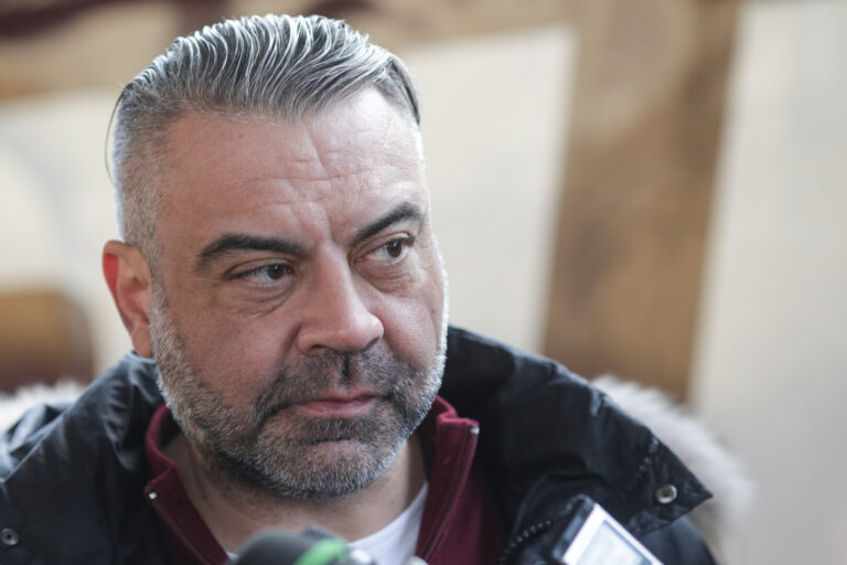 Fostul director general al Clubului Sportiv Rapid București, Vasiliu Bogdan, reţinut de DNA pentru luare de mită şi abuz în serviciu