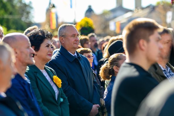 Ciucă, la sărbătoarea Sfintei Parascheva de la Iași: Pelerinajul ne învaţă că, împreună, putem depăşi orice încercare